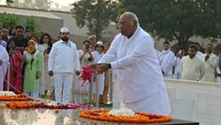 కాంగ్రెస్ అధ్యక్షుడిగా నేడు బాధ్యతలు స్వీకరించనున్న మల్లికార్జున్ ఖర్గే రాజ్ఘాట్లో గాంధీకి నివాళులర్పించారు.